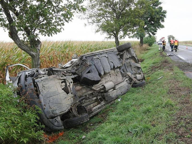 Osobní automobil a dodávka havarovaly v sobotu krátce po desáté hodině dopoledne na silnici mezi Pohořelicemi a Branišovicemi. 