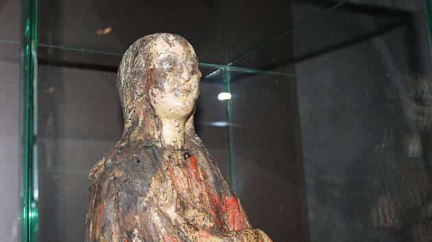 Madona z Veveří vznikla pravděpodobně po roce 1 200 v Porýní. Nalezena ale byla ve farnosti v Kloboukách u Brna.