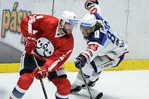 Hokejové utkání Tipsport extraligy v ledním hokeji mezi HC Dynamo Pardubice (v červeném) HC Kometa Brno (v modrobílém) v pardudubické ČSOB pojišťovna ARENĚ.