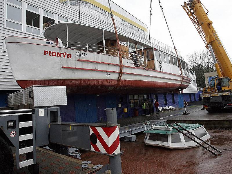 Šedesát let stará loď Pionýr se ve čtvrtek stěhovala z doků Brněnské přehrady do nového sportovního areálu v ulici Hněvkovského v Komárově.