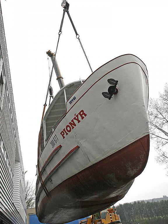 Šedesát let stará loď Pionýr se ve čtvrtek stěhovala z doků Brněnské přehrady do nového sportovního areálu v ulici Hněvkovského v Komárově.