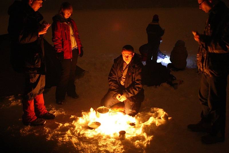 Přespat na zamrzlé přehradě může být dobrodružné. Polární noc se tu proto konala už po několikáté.