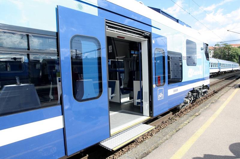 První dvouvozovou soupravu ze série sedmi nových vlaků Regiopanter za skoro milardu korun dostal v pátek Jihomoravský kraj. 