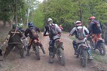 Konflikt agresivních motorkářů s lesními dělníky v lese poblíž Sentic na Brněnsku.