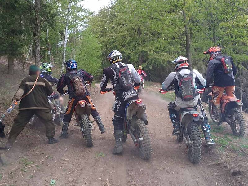 Konflikt agresivních motorkářů s lesními dělníky v lese poblíž Sentic na Brněnsku.