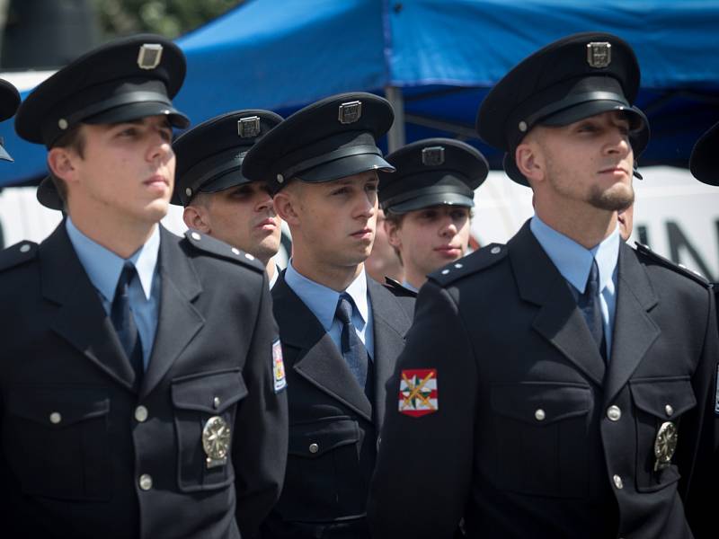 Mladí policisté v pátek na náměstí Svobody slavnostně složili slib. Na náměstí se rozdávala také ocenění.