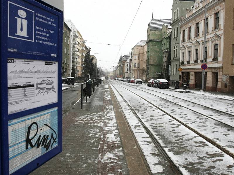 Propadlá silnice v Merhautově ulici zkomplikovala v pátek ráno dopravu .