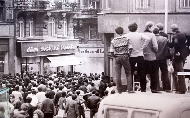 Autentické filmové záběry ze srpna 1968 v brněnských ulicích, fotografie z protestních demonstrací při jejím prvním výročí nebo texty samizdatových a exilových autorů nabízí nová výstava Moravského zemského muzea.