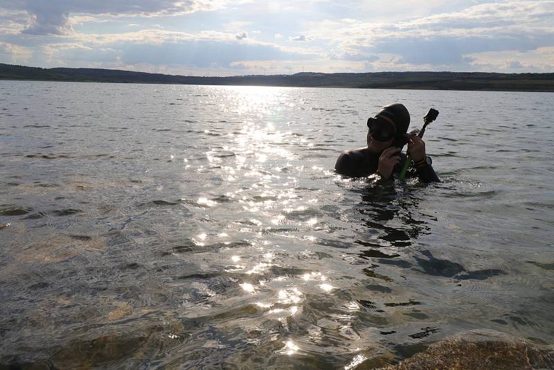 Potápěč odhaluje tajemství ukrytá pod hladinou Medardu