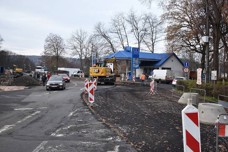 Stavba terminálu v Lokti přinesla omezení pro řidiče, chodce i cestující