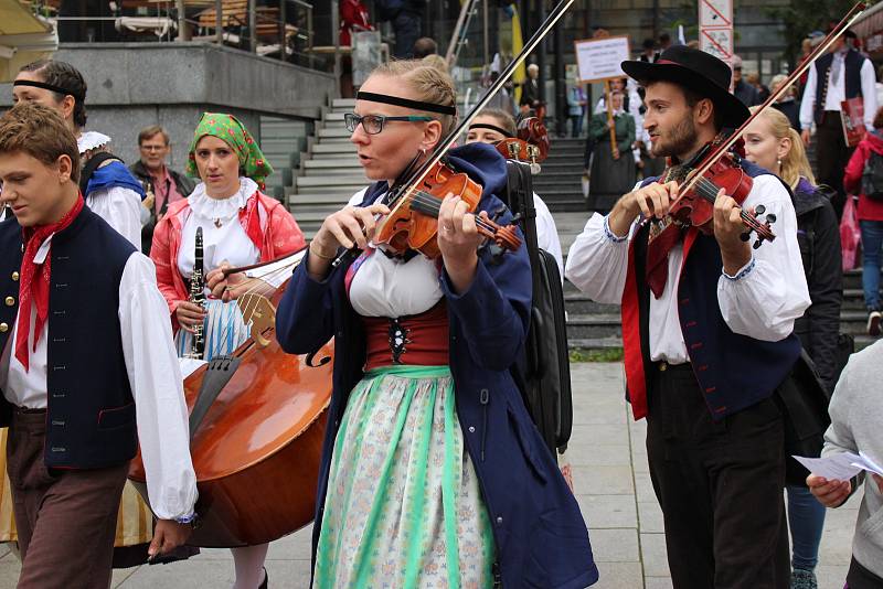 Soubory se představily v rámci mezinárodního folklorního festivalu.