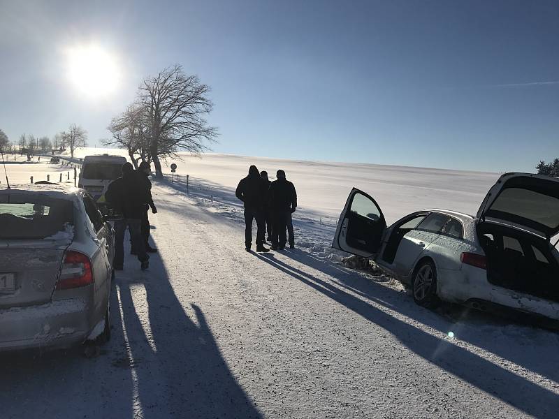 KRÁDEŽ AUDI polskému zloději nevyšla. S  autem zapadl nedaleko Podstrání na Sokolovsku.