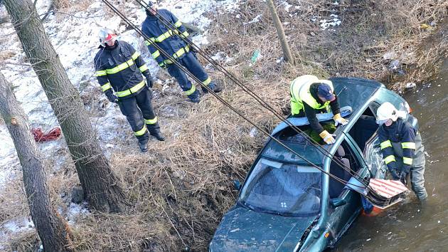 Dopravní nehoda na mostě ze Sokolova do Královského Poříčí.
