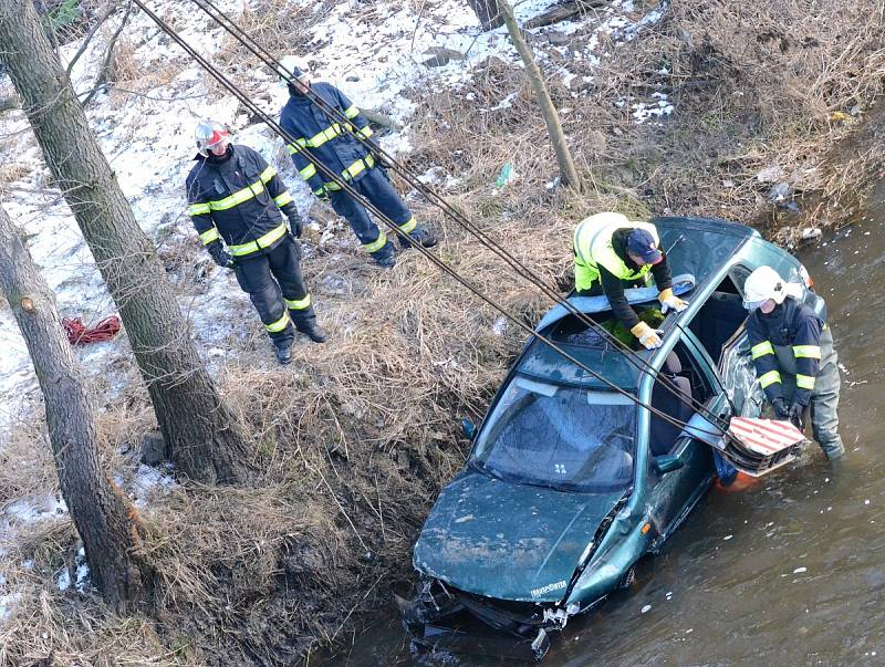 Dopravní nehoda na mostě ze Sokolova do Královského Poříčí.