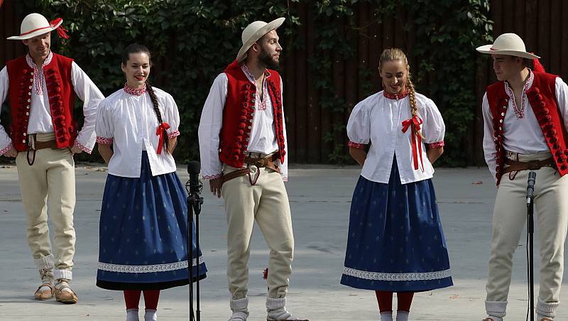 Karlovarský folklorní festival se loučil v amfiteátru pod hradem Loket