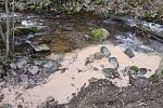 Lobezský potok v Sokolově měnil barvu. Důvodem byla voda z kamenolomu.