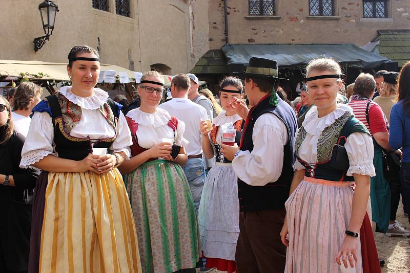 Svatováclavské vinobraní v Lokti přilákalo o víkendu opět tisíce lidí.