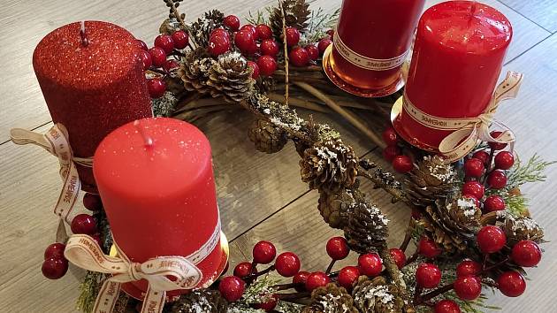 Adventní svícny a ostatní vánoční dekorace v kraslickém Šneku