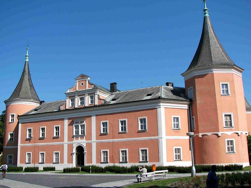 EXPOZICE sokolovského muzea sídlí v místním zámku.