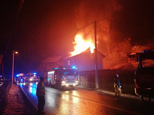 Požár střechy rodinného domu v Lokti.