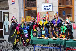 Návštěvníci s maskami i bez nich si užívali premiérový Loketský masopust.