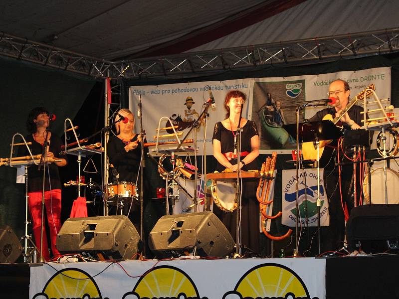 Stovky návštěvníků si o víkendu na festivalu Folková Ohře vychutnaly řadu muzikantů. Mezi nimi byli i Žalman a spol., Roháči či kompletní kapela Klíč (na snímcích).