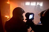 Dobrovolní hasiči cvičili v opuštěném domě v Horním Slavkově.