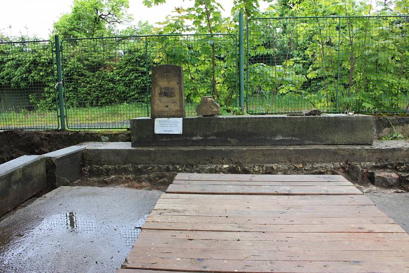 Rodinná hrobka Karla Fenkla prochází obnovou.