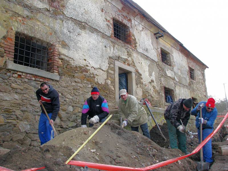 PRACOVNÍ parta se v těchto dnech zaměřuje na venkovní úpravy v okolí špejcharu.