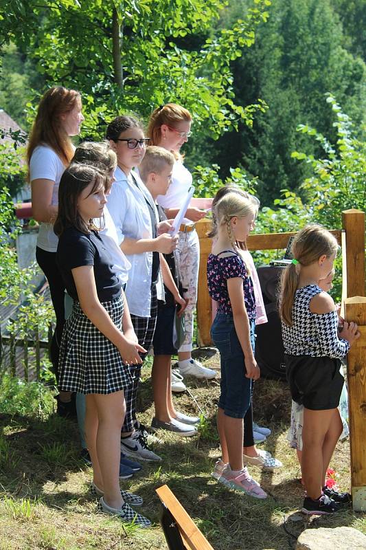 Dolnodražovský okrašlovací spolek obnovil někdejší zvoničku. David Prachař pro nedalekou obnovenou studánku pak vyřezal sochu Jana Nepomuckého.