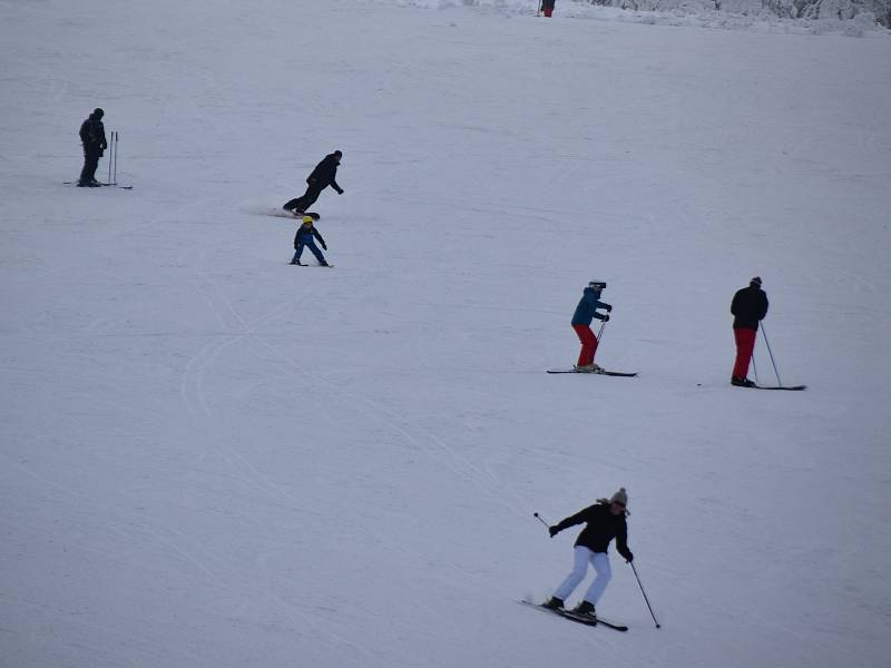 Ještě nedávno byly podmínky k lyžování v Božím Daru a jeho okolí dobré. V těchto dnech se však prudce zhoršily.