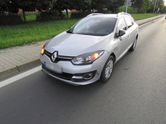 Řidič od nehody ujel, policie hledá svědky kolize v Sokolově.