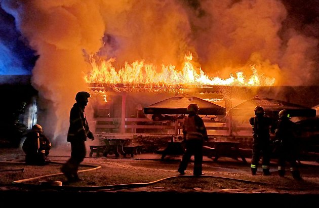 Ve dvou kempech v Karlovarském kraji hořelo. Oheň zničil budovu i pojízdný bufet