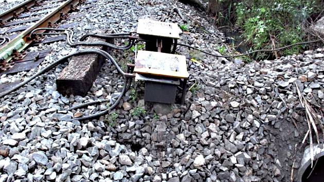 Nejméně 380 metrů elektrických kabelů vytrhal na železniční trati u Dasnic čtyřiadvacetiletý muž z Bukovan