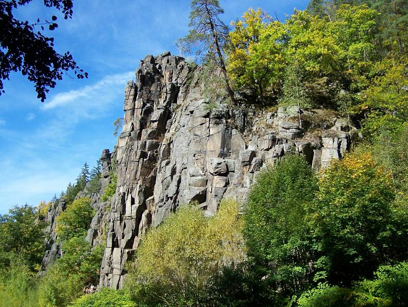 Svatošské skály jsou národní přírodní památka na rozhraní okresů Karlovy Vary a Sokolov.
