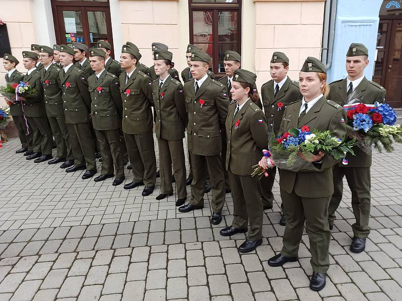 Sokolovským náměstím po mnoha letech pochodovali vojáci, aby uctili Den veteránů