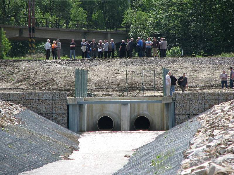 Napouštění budoucího jezera Medard.