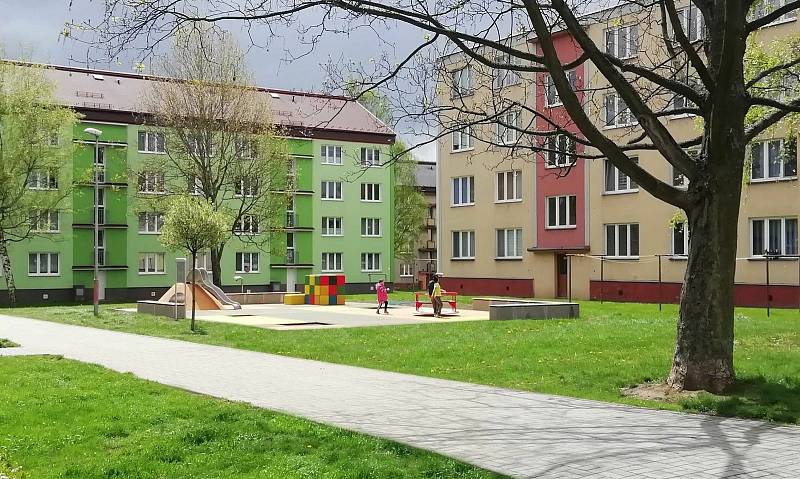 Ve Vintířově postavili dětská hřiště a řidiči dostali nová parkovací místa.