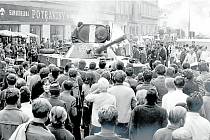  Na snímku blokují davy obrněný transportér na Starém náměstí v Sokolově.