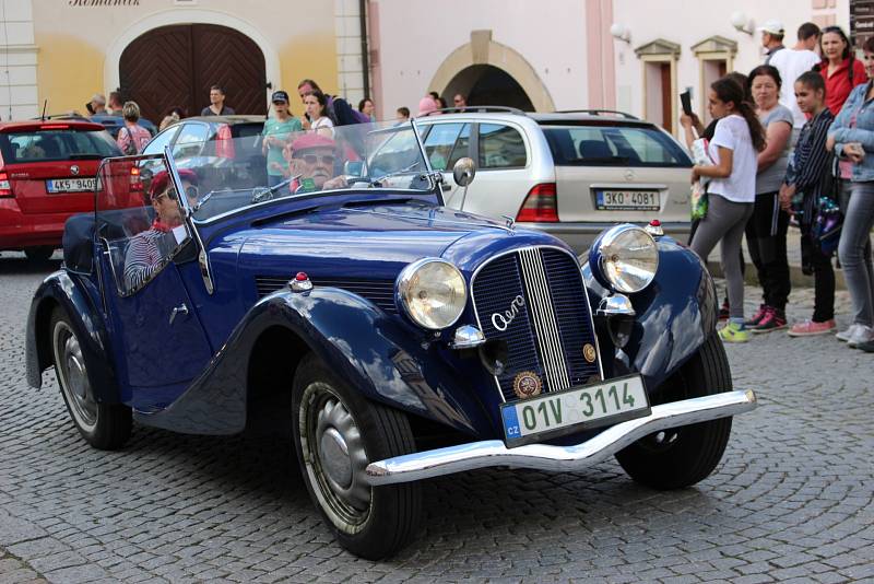 O víkendu zavítala do Lokte Prague retro rallye.