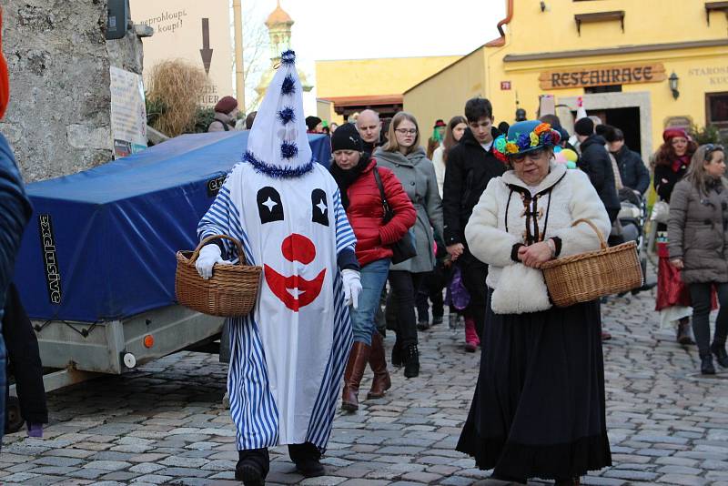 Návštěvníci s maskami i bez nich si užívali premiérový Loketský masopust.