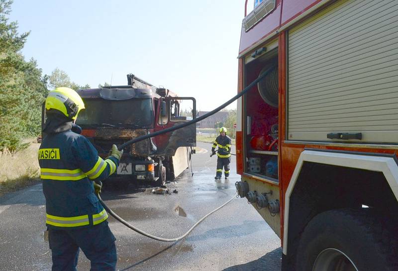 Požár nákladního auta na dálnici D6 u Sokolova.