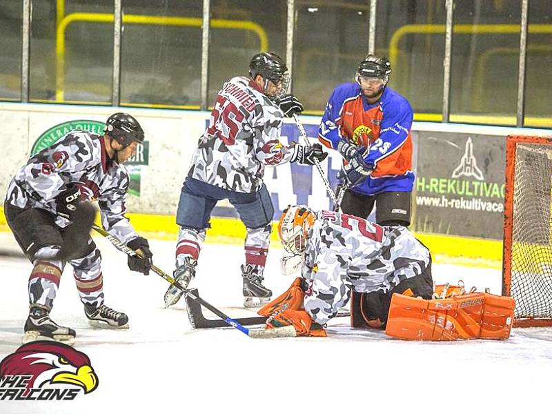 HC Falcons Sokolov - HC Libavské Údolí B (v červenomodrém)