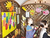 Výstava Podzimní hraní je v Pluhově domě k vidění do konce listopadu.