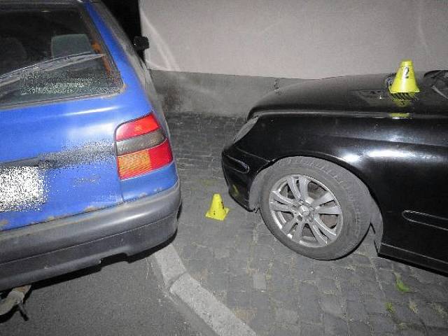 Chlapec naboural další osobní auto i dům