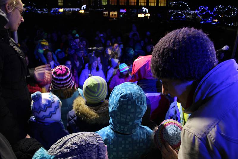 Horní Slavkov - V Horním Slavkově na Sokolovsku přišla zhruba stovka lidí, která zpívala spolu s dětmi přímo na náměstí vedle vánočního stromu