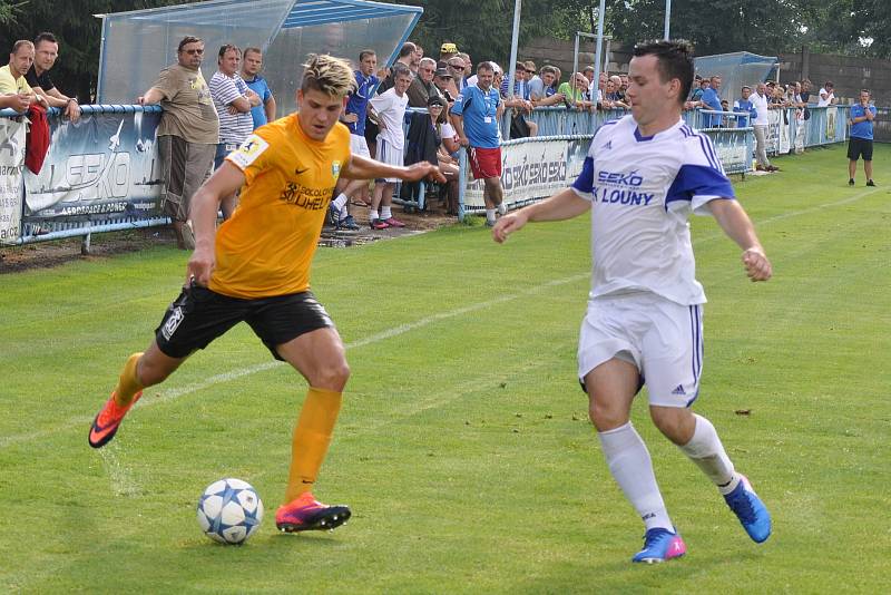 Fotbalisté Loun (v bílém) v prvním kole poháru prohráli se Sokolovem 0:7.