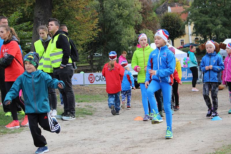 Dopoledne v rámci akce Běžíme na hrad patřilo v loketském amfiteátru především dětem.  A taky charitě.