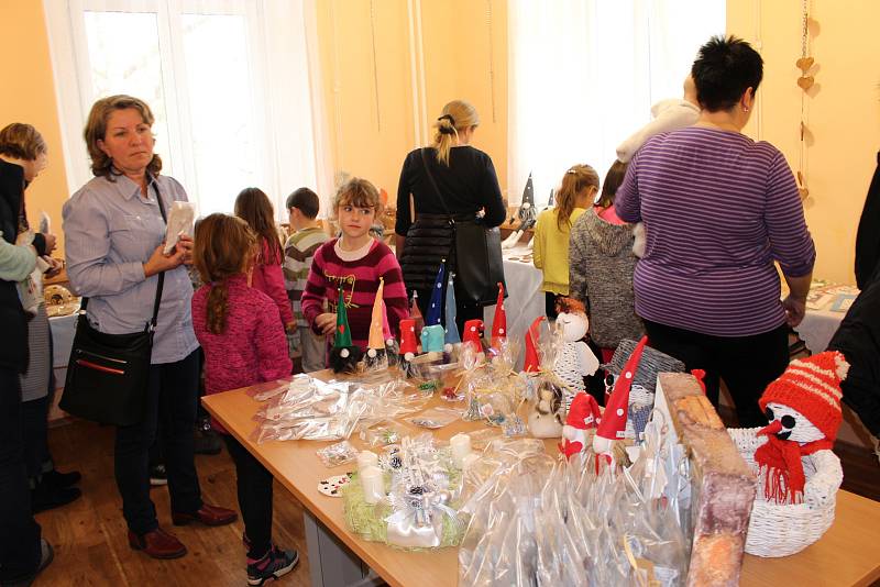 Prodejní výstava Šikovné ruce se koná v Městské galerii DDM Bludiště do 29.listopadu.