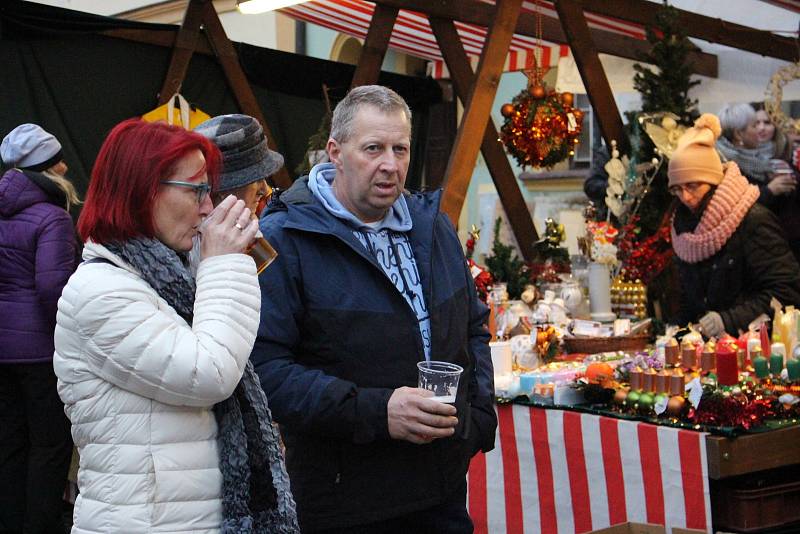 Krušnohorské vánoční trhy v Lokti přilákaly  opět tisíce návštěvníků.